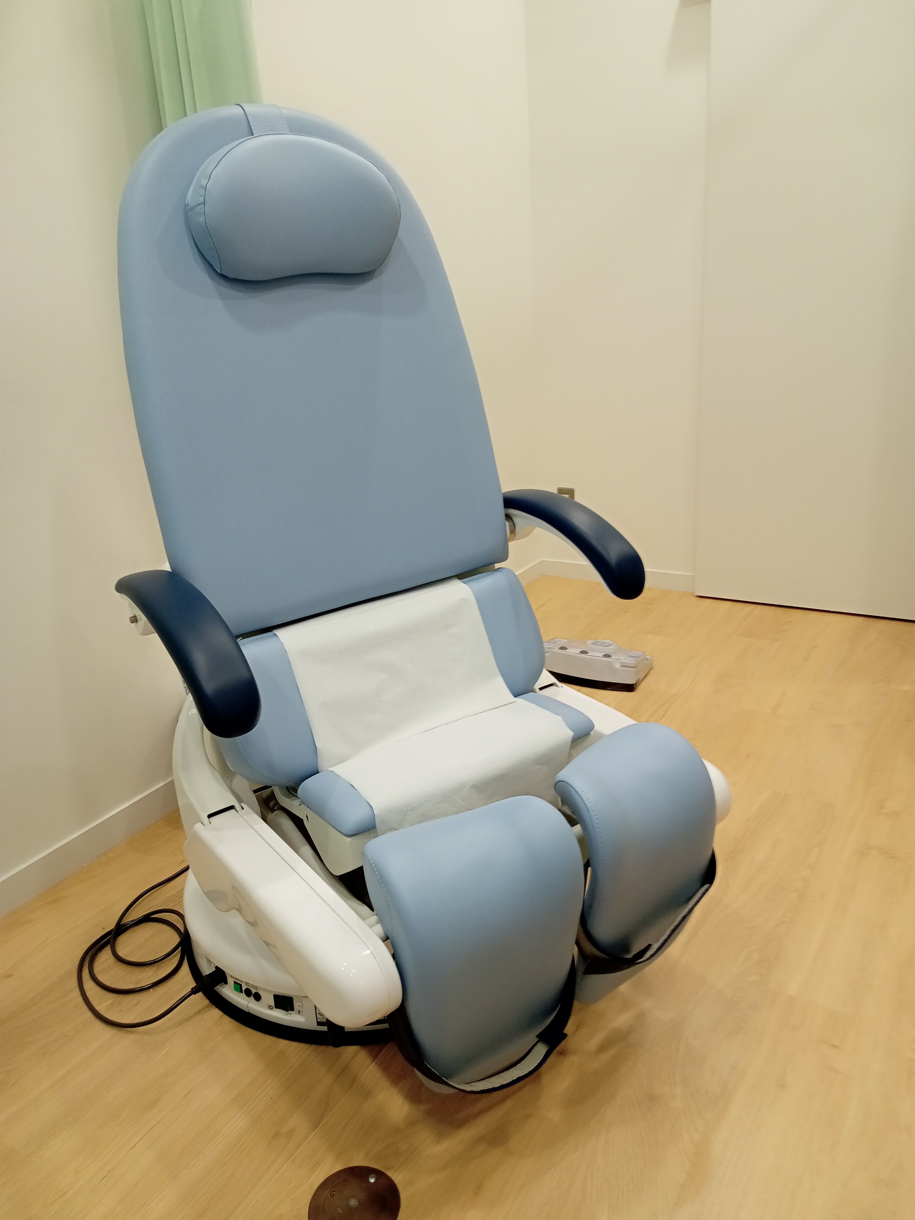 新しく泌尿器科検診台UR-7300を導入しました。｜お知らせ｜島崎